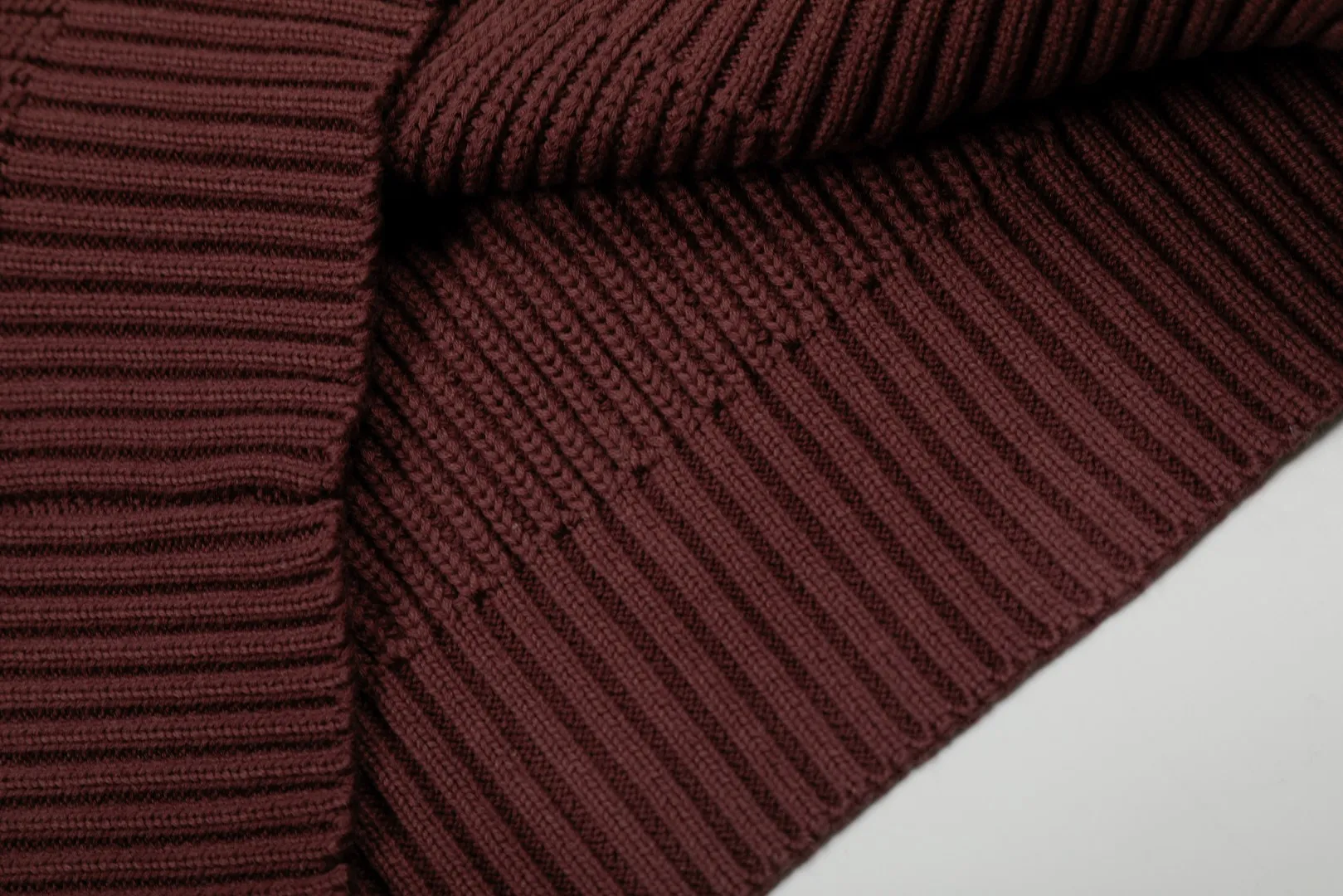 P220 Top quality" Style number: DS812# (not off the shelves all year round) [Ralph Lauren round neck piqué knitted sweater with war horse embroidery on the front and back] ✅Ralph Lauren classic basic versatile round neck pullover sweater for men and women ✅Main supply platform live broadcast Wholesale entity Replenish if out of stock Not removed from the shelves ✅ZP quality 1:1 version Scan the code to enter the GF website Counter quality ✅Detailed quality The only one in Guangzhou Imported quality cotton yarn Mainly high-end, cost-effective, good quality needless to say ✅The version is restored to the original order, the maximum size can be worn up to 200 pounds, loose, comfortable and stress-free ✅The upper body is simple and easy to match, ootd must-have style, good-looking clothes are never picky, a must-have item in the wardrobe is recommended. Size: S-XL Color: White, gray, khaki, navy blue, brown, burgundy, black with white label, black with red label